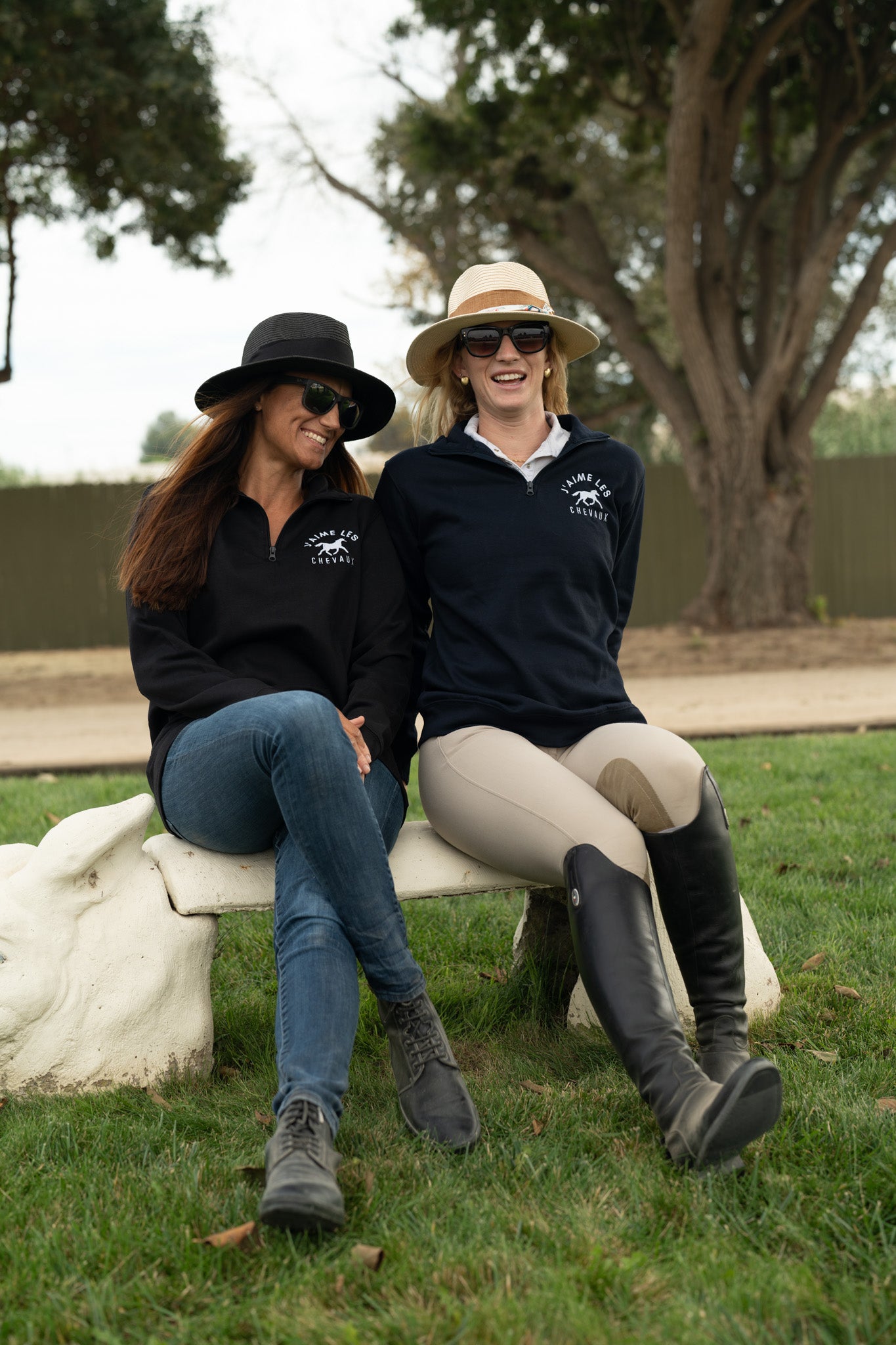 I Love Horses (In French) Unisex fleece pullover (Dark Colors)  | j'adore les chevaux