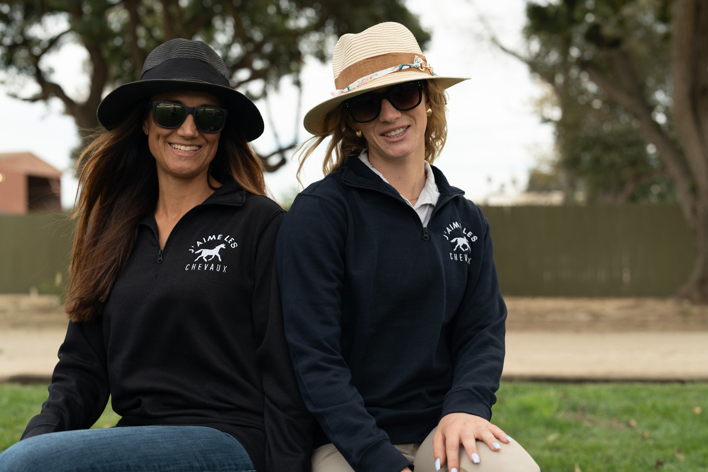 I Love Horses (In French) Unisex fleece pullover (Dark Colors)  | j'adore les chevaux